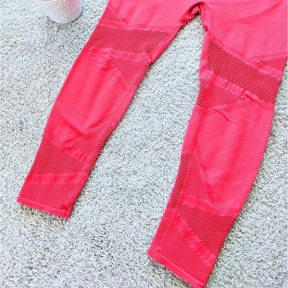 ⭐NWOT Red Fabletics Powerhold Compression Leggings⭐ - Picture 9 of 12